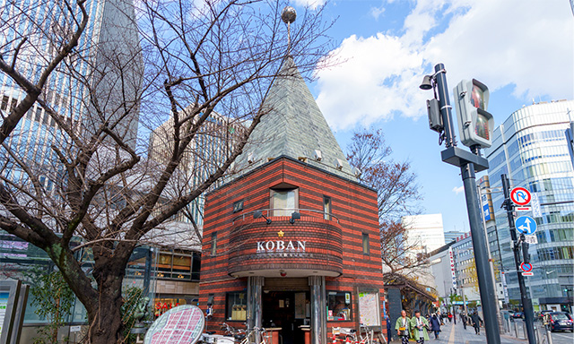 とんがった屋根の上に丸いピンがささってるようなデザインで有名な数寄屋橋交番