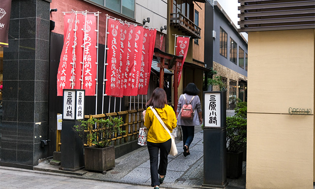 あづま稲荷へ参拝に向かう人々